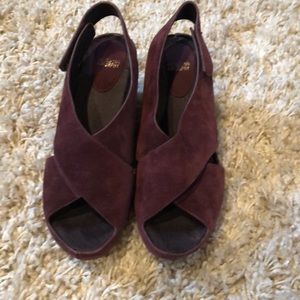 Johnston and Murphy Tori Cross band wedge size 8.